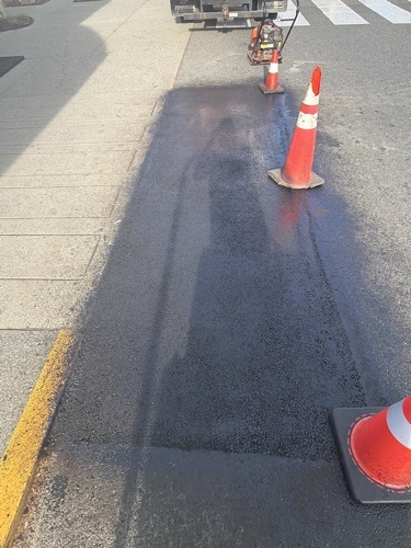 Curb-Line Resurfacing — Edge restoration along high-traffic loading lane